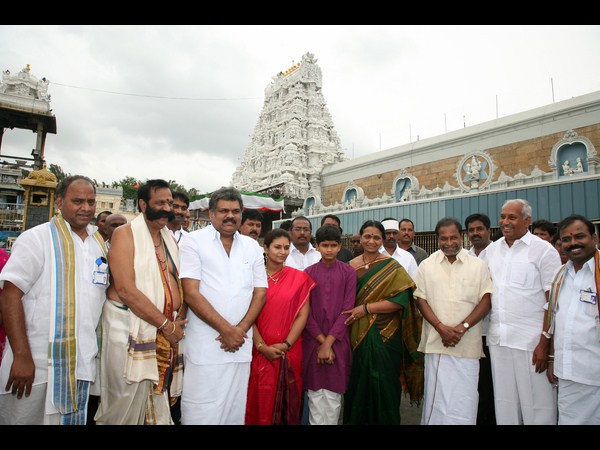 అధికారులతో..