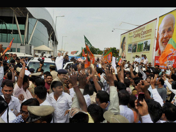 భువనేశ్వర్ విమానాశ్రయంలో మోడీ