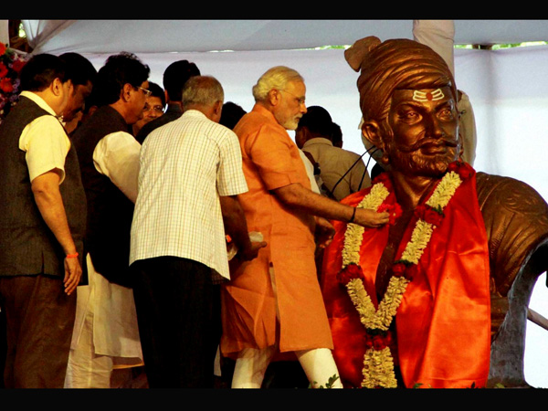 శివాజీకి పూలమాల