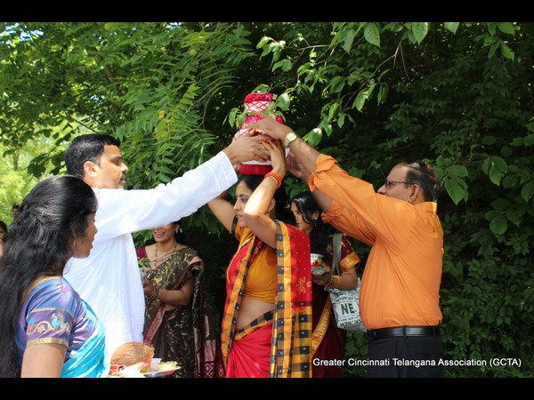 బోనమెత్తిన ఎన్నారై మహిళ