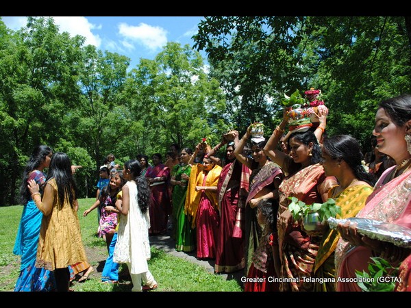 బోనాలతో ఎన్నారై మహిళలు ఇలా