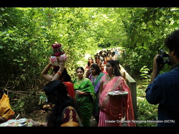 బారులు తీరి...