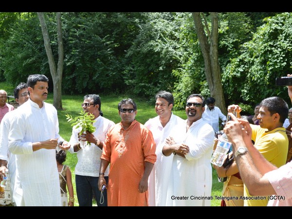 పురుషులు ఆనందంగా ఇలా..