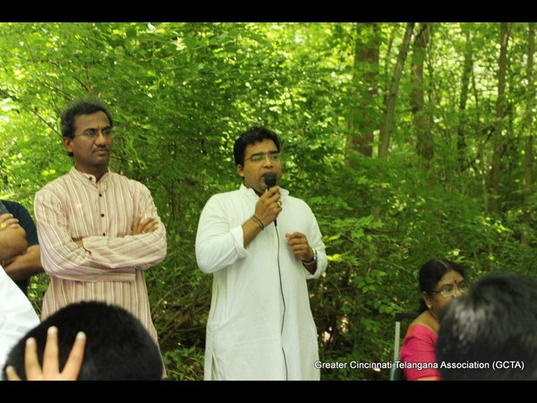 సంప్రదాయాన్ని వివరిస్తూ..