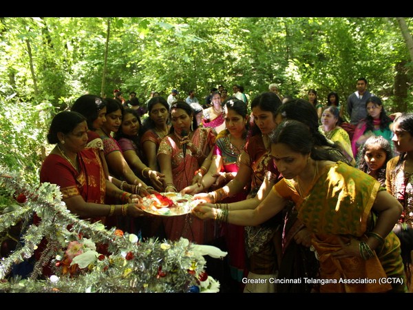 పండ్లూ పుష్పాలు సమర్పించారు...