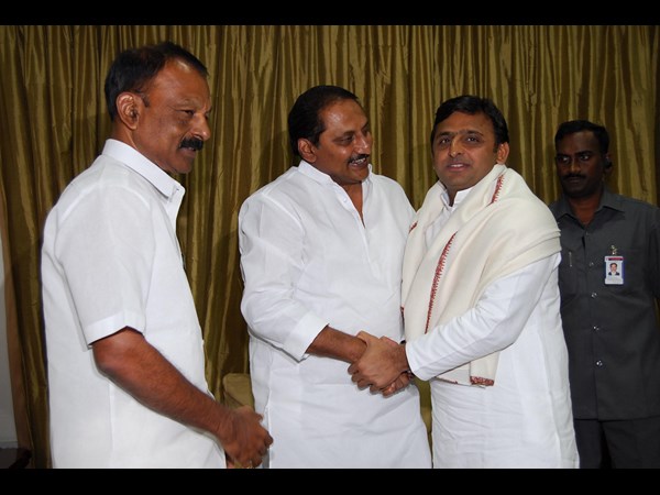 శాలువా కప్పుతున్న కిరణ్