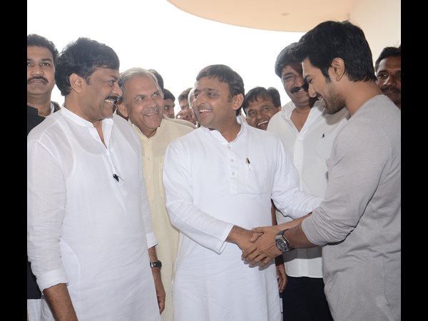 చేతిలో చేయి