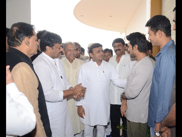 మా ఇంట్లో నలుగురు... మీ ఇంట్లో నలుగురు..!