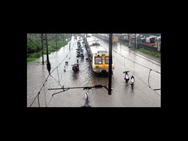 ట్రాక్ పైనే నీళ్లు