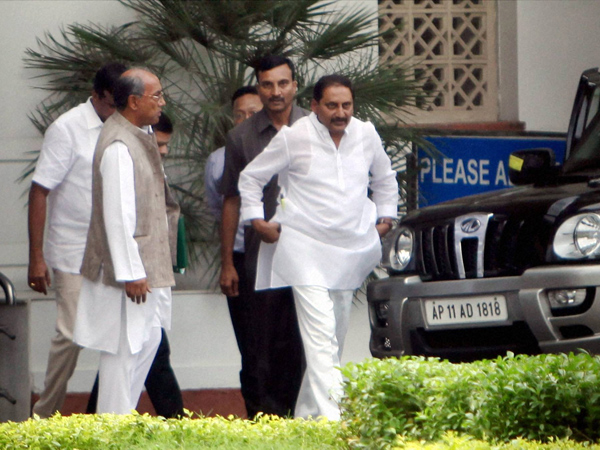 ప్రధాని నివాసం వద్ద దిగ్విజయ్ సింగ్, కిరణ్ రెడ్డి