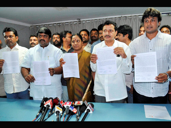 రాజీనామాలతో వైఎస్ఆర్‌సీపీ లీడర్లు