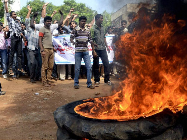 సీమాంధ్రలో నిరసన మంటలు