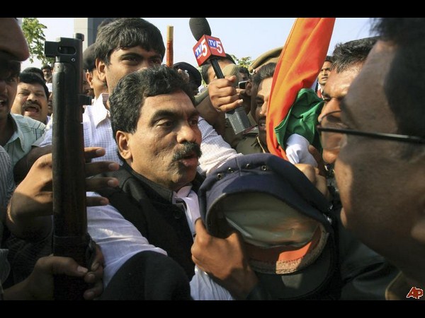 లగడపాటి దూకుడు..