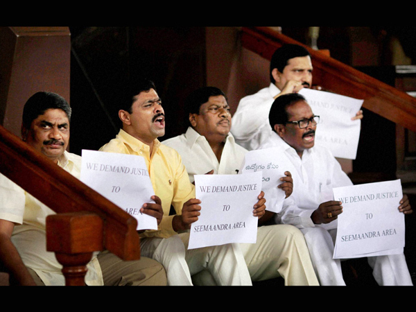 టిడిపి ఎంపీల ధర్నా