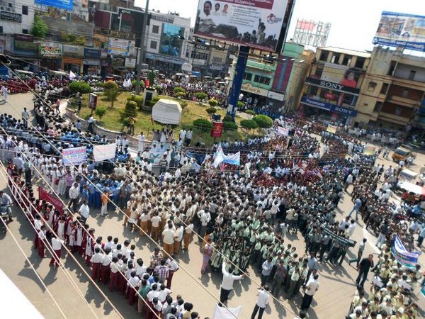 సమైక్యవాదంతో మానవహారం