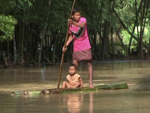 అరకు తెప్పపై చిన్నారి