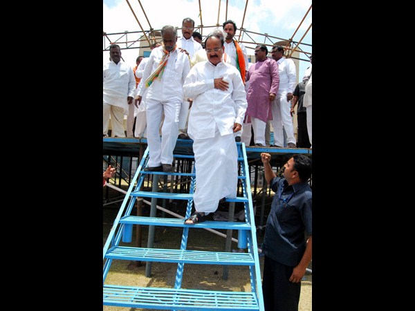 మోడీ సభపైనే: వెంకయ్య