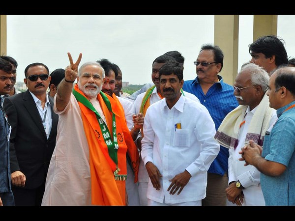 విక్టరీ సింబల్‌తో మోడీ..