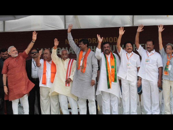 సభకు వచ్చిన మోడీ