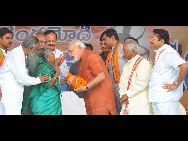 వృద్ధురాలితో మోడీ