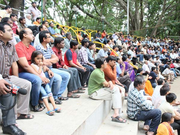 మోడీ ప్రసంగం ఆసక్తిగా వింటున్న యువత