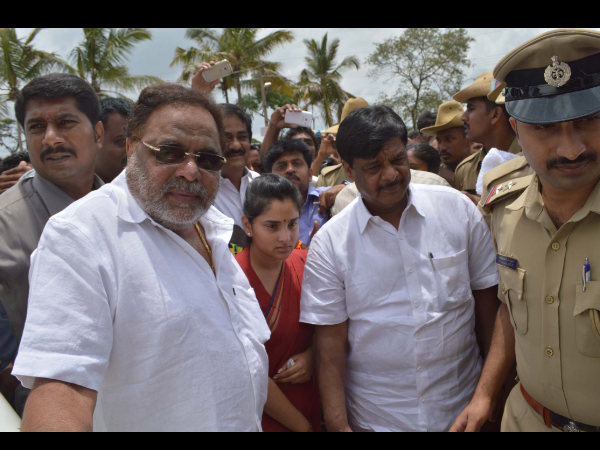 రమ్య వెంట నేతలు