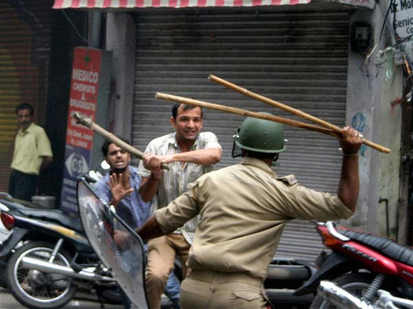 పోలీసు లాఠీచార్జీ