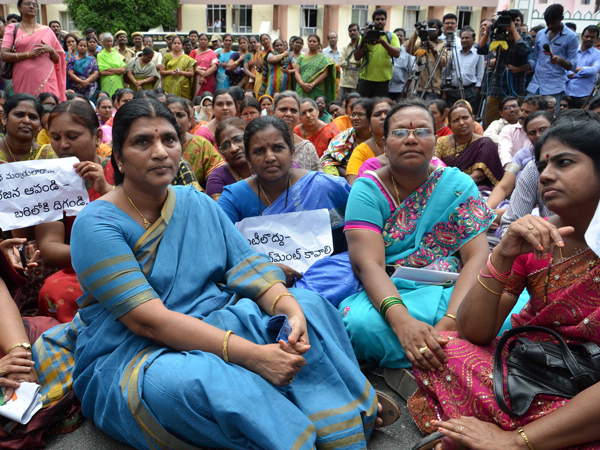 సచివాలయంలో ఆందోళన