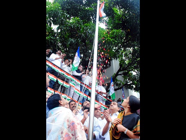 వైకాపా ఆఫీసులో విజయమ్మ 