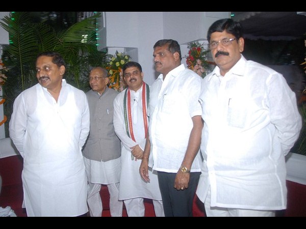 వచ్చిన ప్రముఖులు