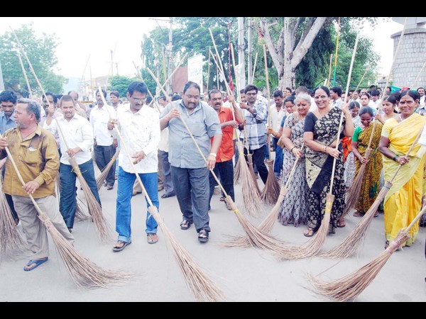ఊడ్చుతూ నిరసన