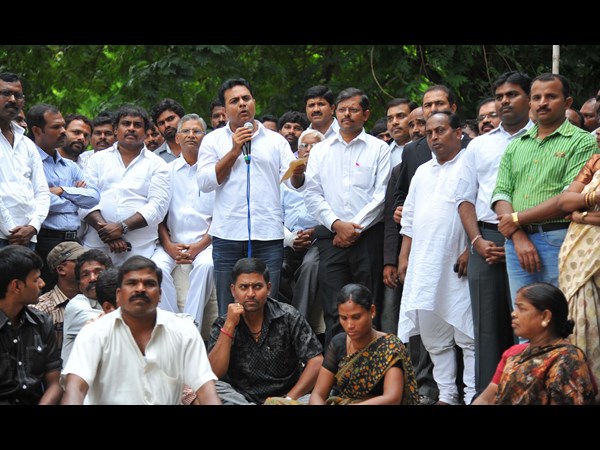 మాట్లాడుతున్న కెటిఆర్