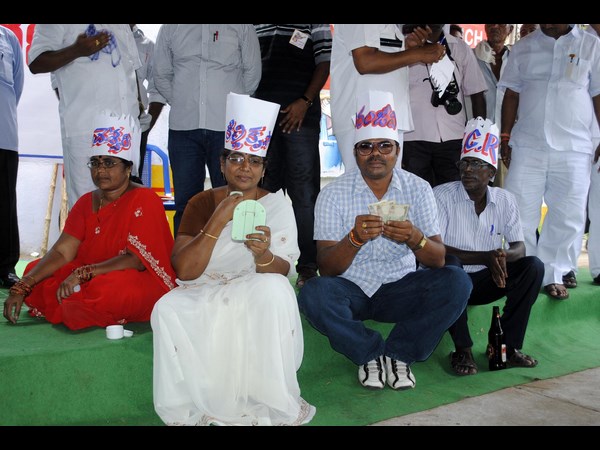 కెసిఆర్‌కు మందు, చిరుకు డబ్బు