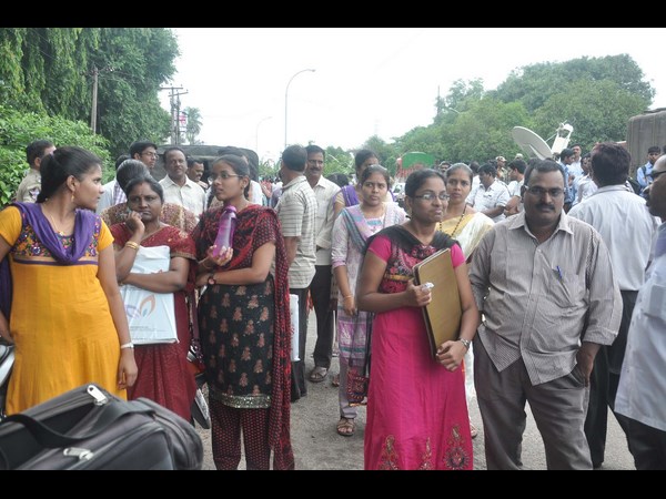 విద్యార్థులు నిరీక్షణ