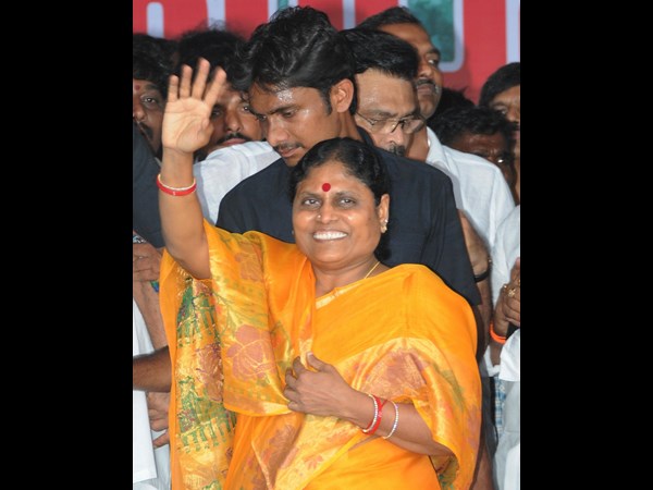 దీక్షా ప్రాంగణానికి విజయమ్మ