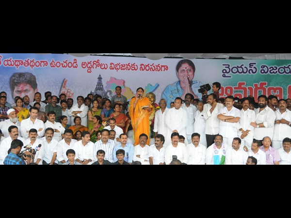 మాట్లాడుతున్న విజయమ్మ