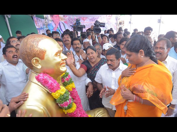 వైయస్‌కు నివాళి