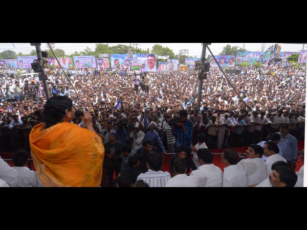 దీక్షా ప్రాంగణంలో...