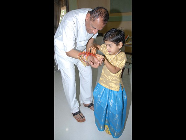 గవర్నర్ చేతికి చిన్నారి రాఖీ