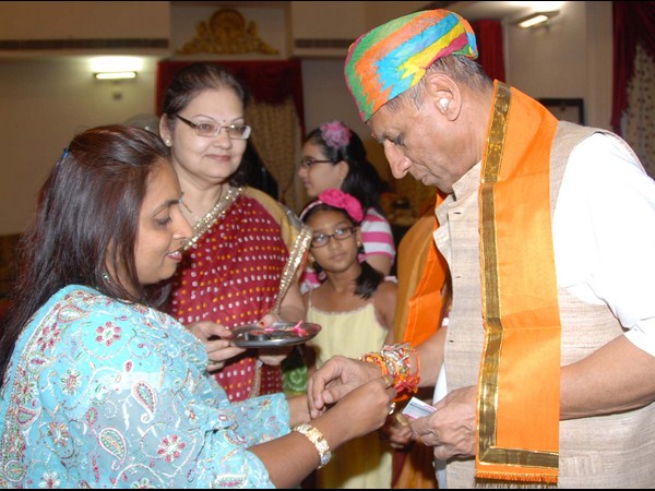 నరసింహన్ చేతికి రాఖీ