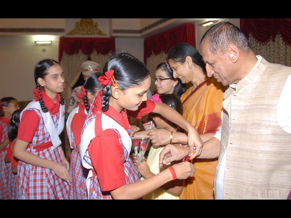 పాఠశాల పిల్లలతో గవర్నర్