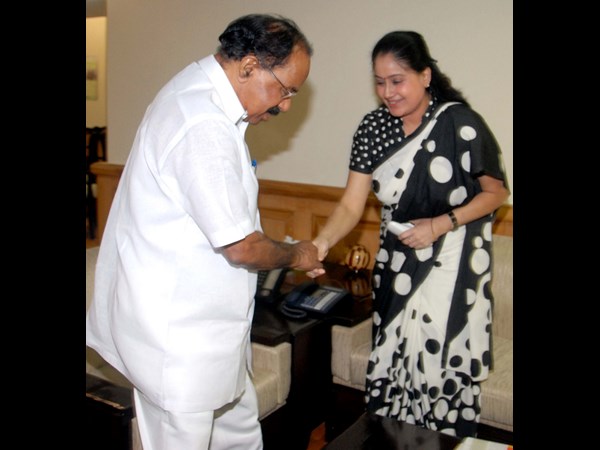 మొయిలీకి రాములమ్మ షేక్ హ్యాండ్