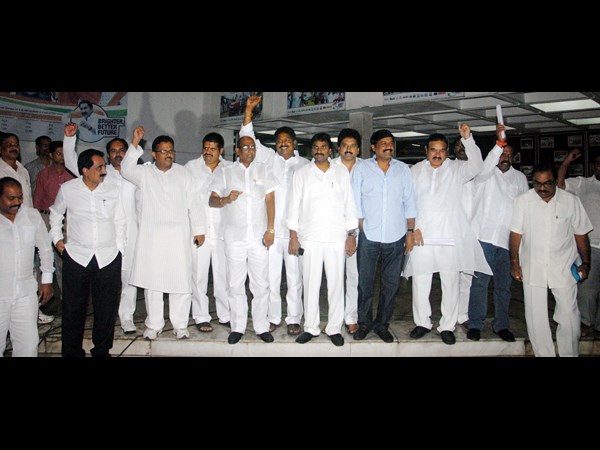 బయటకు వస్తున్న నేతలు