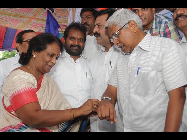 కోదండకు రాఖీ