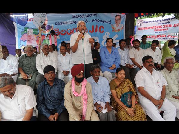 మాట్లాడుతున్న కోదండ