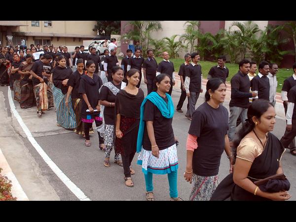 నలుపు దుస్తులతో నిరసన