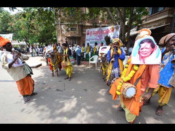 సోనియా ఫోటోతో నిరసన