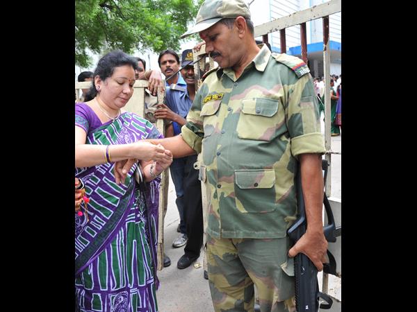 పోలీసుకు రాఖీ