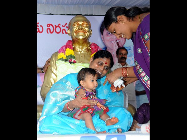 చిన్నారితో