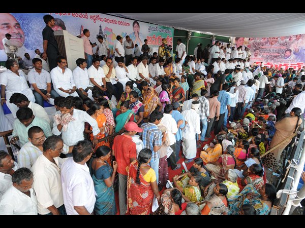 దీక్షా ప్రాంగణంలో...